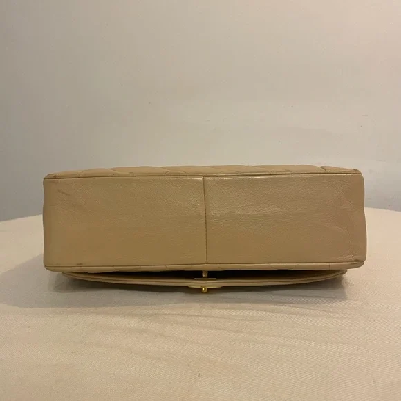 Chanel Beige Vintage Medium Diana Flag Bag - Picture 7 of 11